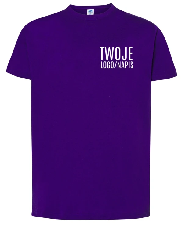 FIOLETOWA KOSZULKA PROMOCYJNA Z LOGIEM FIRMOWYM.webp